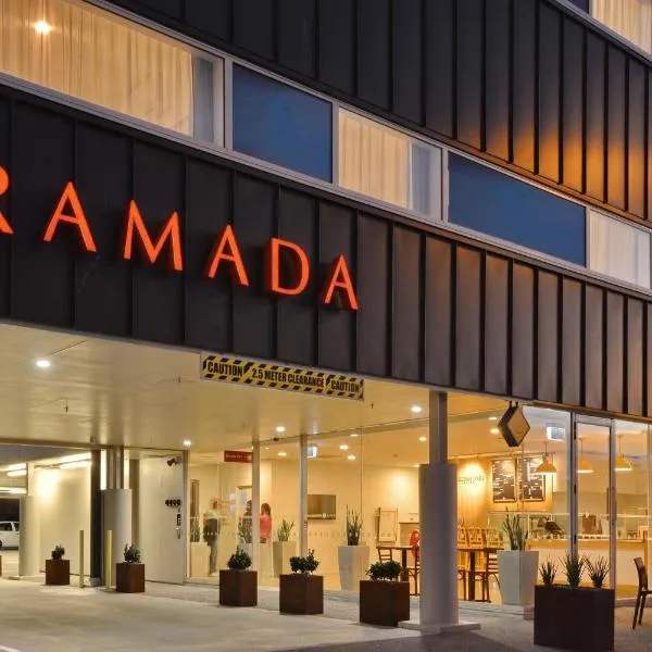 Ramada Suites by Wyndham Christchurch City, hotel em Governors Bay