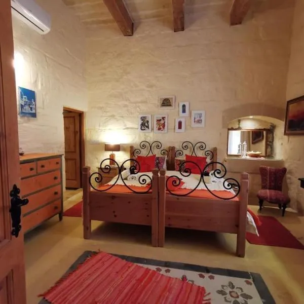 Peaceful Farmhouse stay with cozy Yard, hotel in Għarb