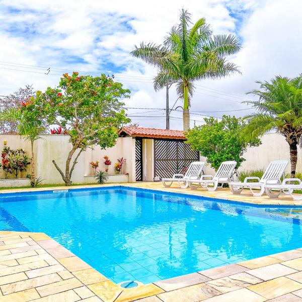 Casa com churrasqueira e piscina em Itanhaem