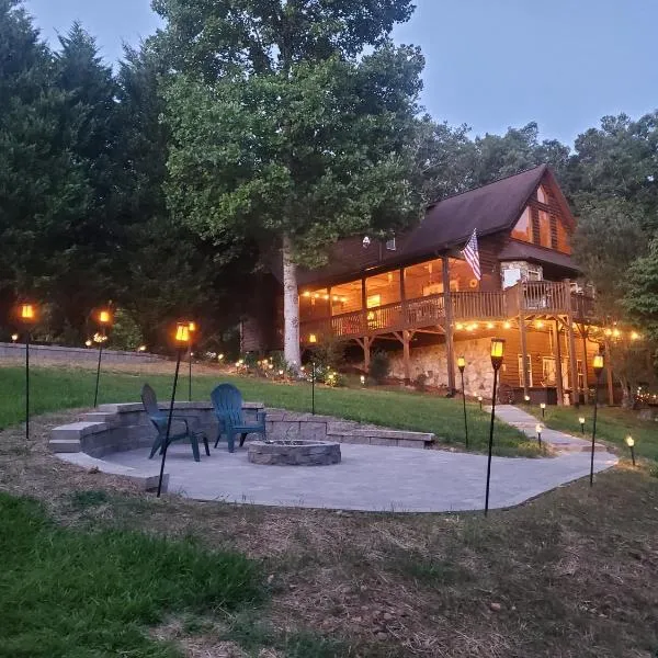 Smoky Mountain Cabin - HOT TUB - Fire Pit, hotel en Murphy