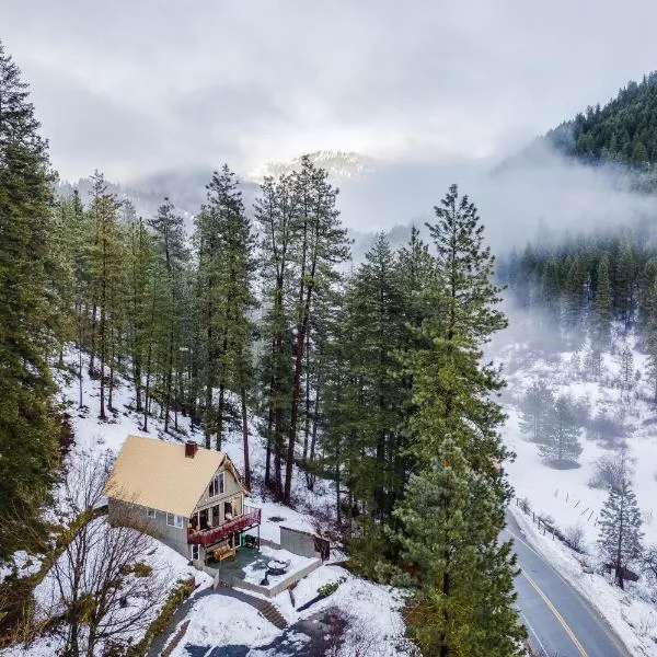 Leavenworth Mountain View Cabin w/ Space to Hike, hotell i Lake Wenatchee