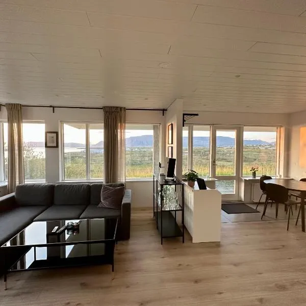 Charming 1-bedroom condo with stunning view, hotel in Álafoss