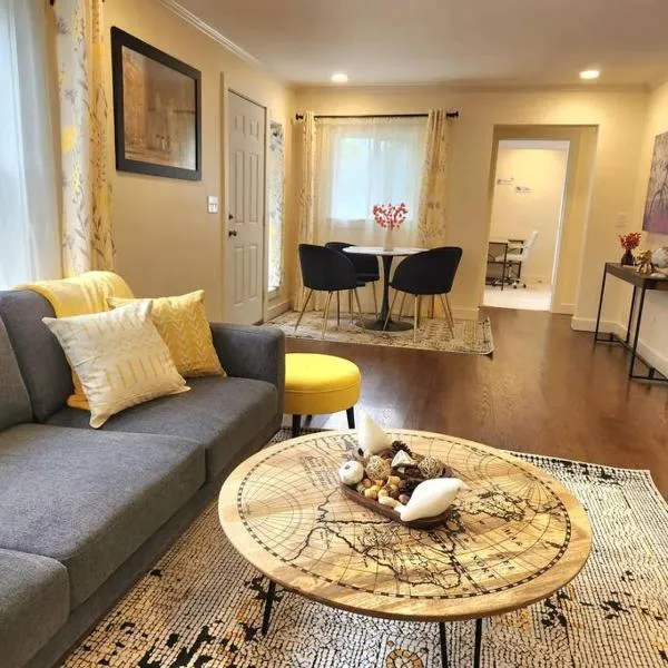Cozy contemporary 2BR with Sofa bed in the office, hotel v destinaci Seattle