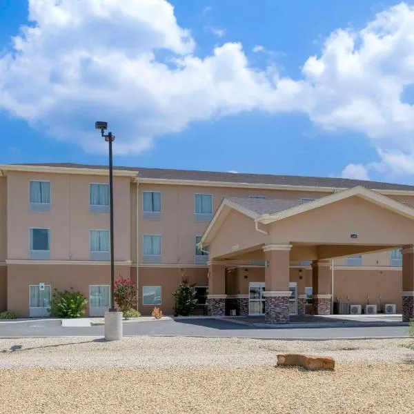 Quality Inn & Suites Carlsbad Caverns Area, hotel in Loving