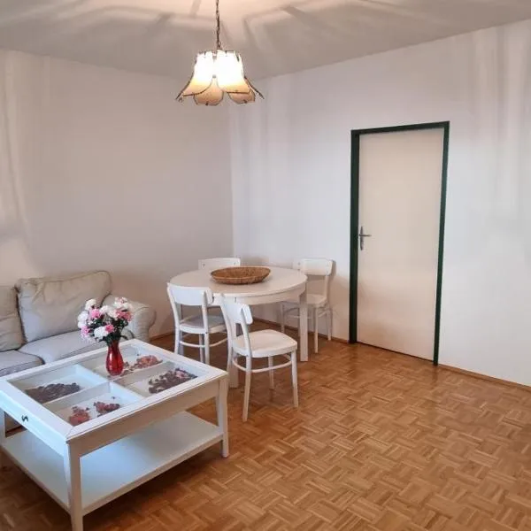 Apartment in Fischamend 2 Bedrooms - 3 Beds, hotel v destinaci Fischamend Markt