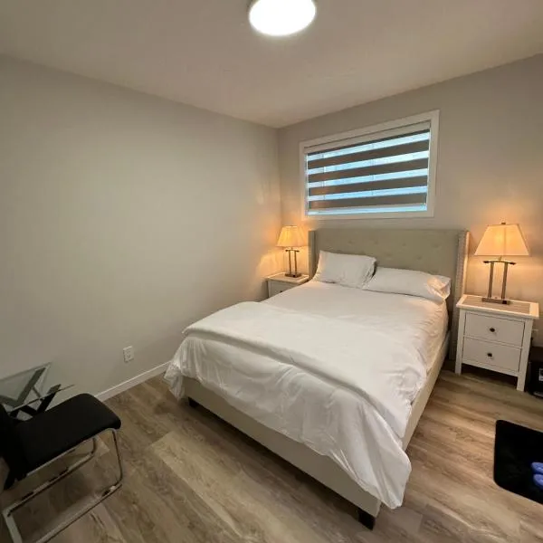 2 Bedroom 2 Washrooms Brand New Beautiful & Cozy Suite, hotel in Cochrane