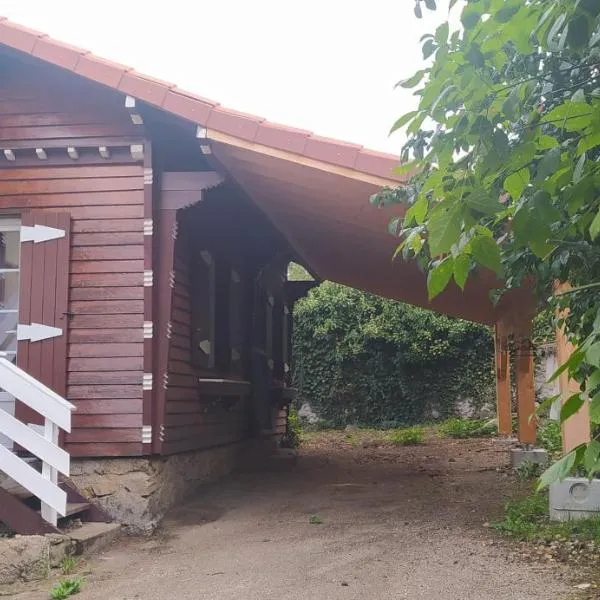 logement indépendant attenant à une maison dans grand jardin, hotel en Retournac