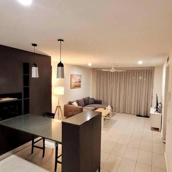 Modern Waterfront Apartment, hotel v destinaci Kawana Waters