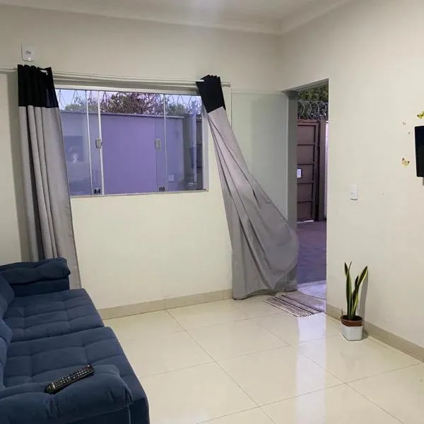 Apartamento terreo com quintal individual，帕托斯傑米納斯的飯店