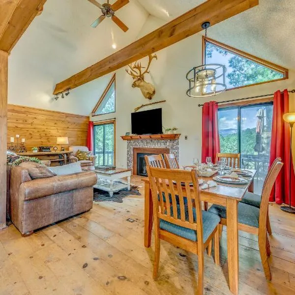 Ruidoso Cabin w/ Deck + Views: 4 Mi to Winter Park, hótel í Ruidoso