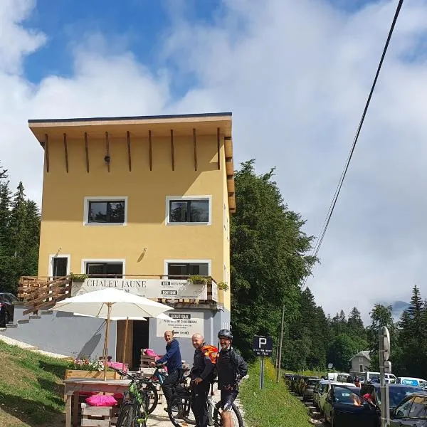 Chalet Jaune PINEA, hotel v destinaci Sarcenas