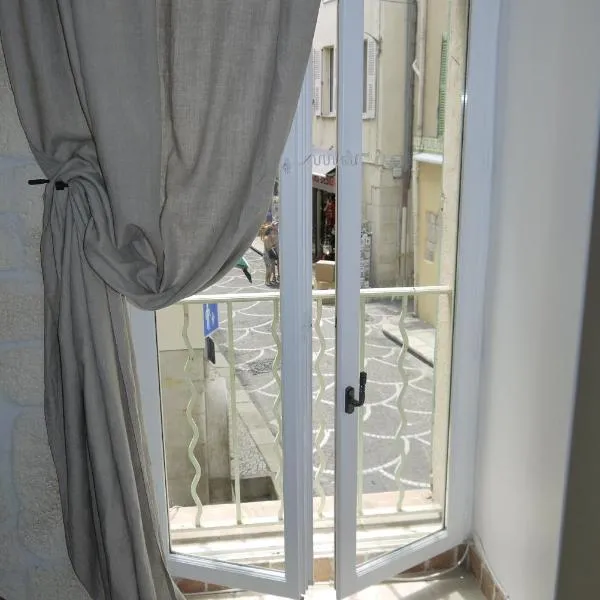 Vieille Ville 1 - Luca's Apartment, 1 bedroom, max 2 adults and 2 kids, hôtel à Antibes