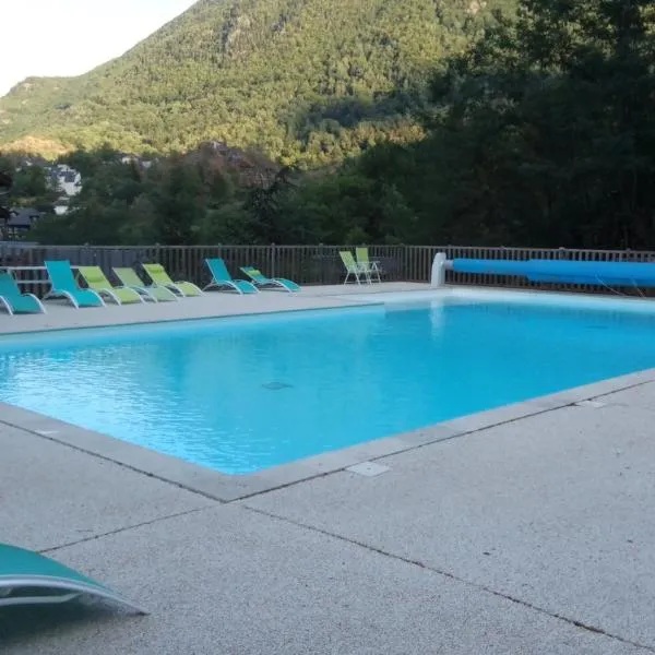 Le calme de Ax, hotel v destinaci Ax-les-Thermes
