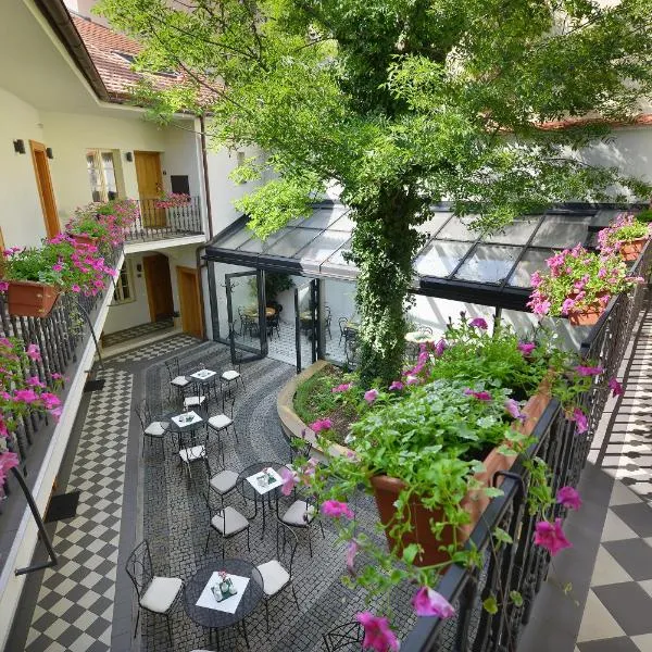 Hotel At the White Lily, hotel v Prahe