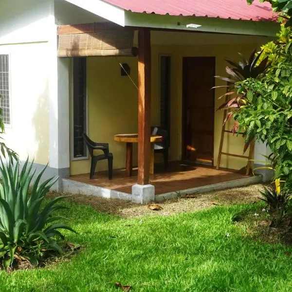 ACACIA'S Cottages with Starlink Wifi, hotel v Mambajau
