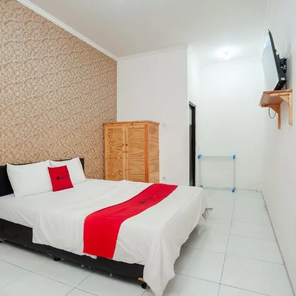 RedDoorz Syariah near Jatisampurna Hospital, hótel í Bekasi