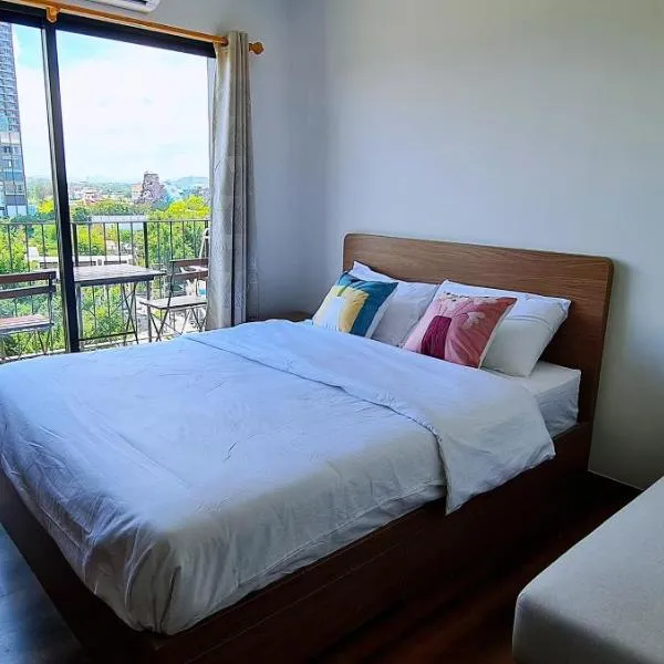 Hua Hin Top Floor View Condo Walk to Beach & Cicada La Habana หัวหิน คอนโดชั้นบนสุด วิวดี ใกล้ทะเล ติดตลาดซิเคด้า ลาฮาบาน่า, hotel in Hua Hin