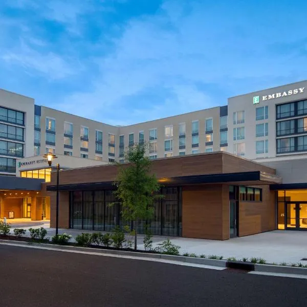 Embassy Suites By Hilton Alpharetta Halcyon, hotel in Alpharetta