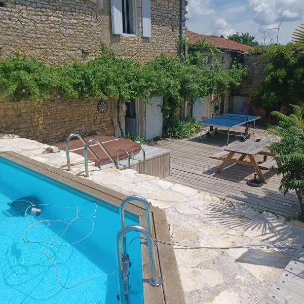 Angouleme - Nid Charentais pool jacuzzi, hotel in La Poterie