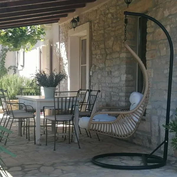 NEW!!!Villa D'Vita on huge fenced property, hotel v destinaci Tinjan