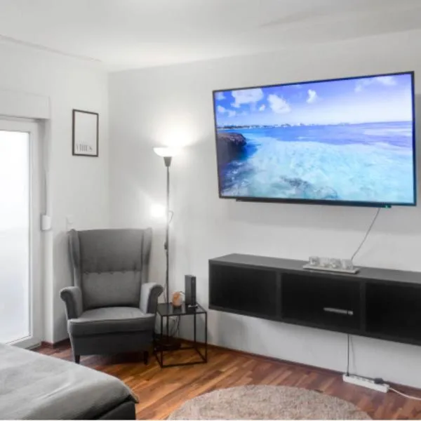 Relax Oasis with 65 SmartTV, Kitchen and Balcony, Hotel in Duisburg
