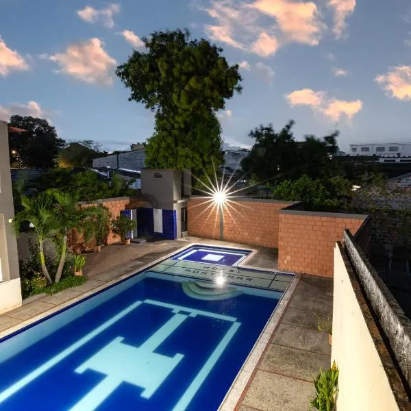 Hotel Montanar HOME, hotel a La Dorada