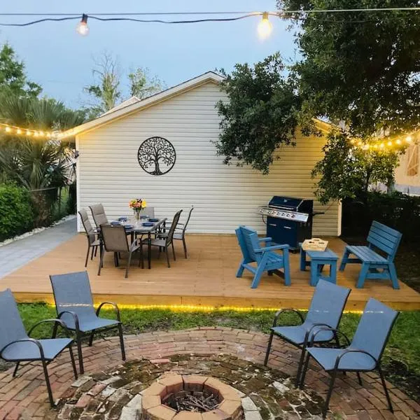 Pensa-Cozy Downtown bungalow, w/ backyard oasis!, hotel in Pensacola