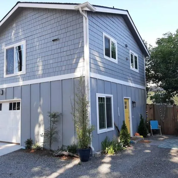 Alki Beach Cottage, NEW, 2 bedrooms, 2 bathrooms, near beach, AC, WD, Parking, hotel v destinaci Seattle