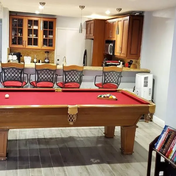 Fully Furnished, Beautiful, Spacious Two Bedroom Condo, hotel v destinaci Lauderhill