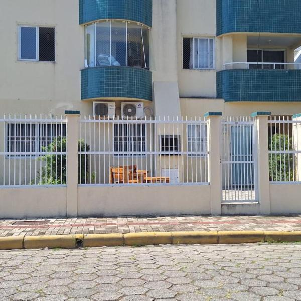 Apto terreo frente com 2 qtos a 200 mt praia Bombas