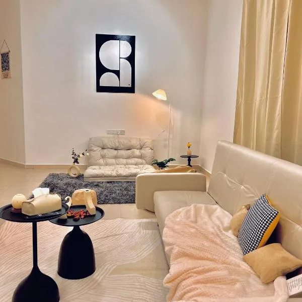 HeySnowy 8-15pax #FreeNetflix #Gated & Guarded #Water Dispenser #4 Bedrooms, hotel v destinaci Keluang