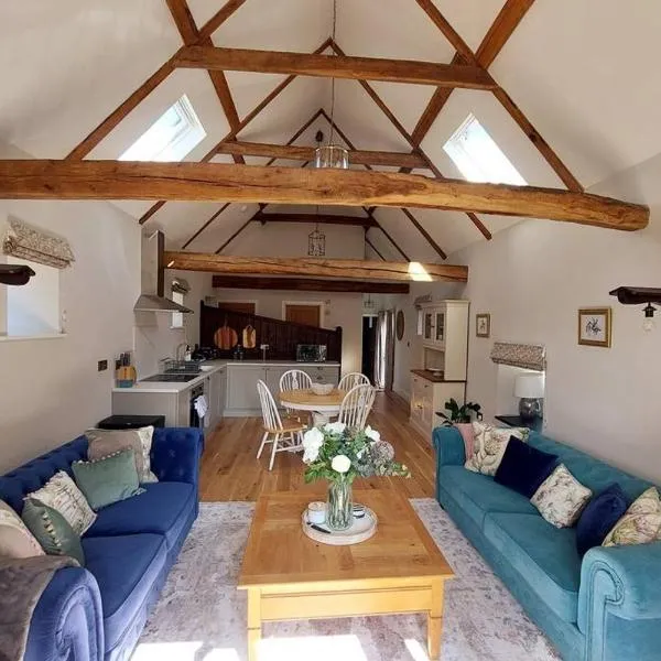 Luxury Victorian Hayloft barn self contained, hotel en Swayfield