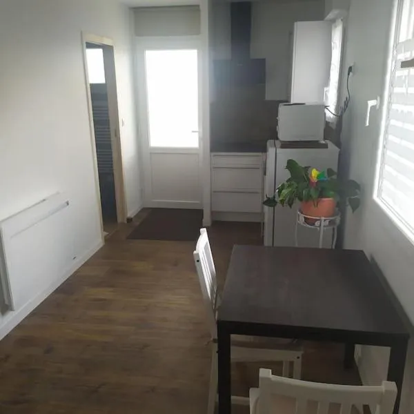 Appartement indépendant, calme 2 adultes, 2 étoiles, hotel a Fleuré