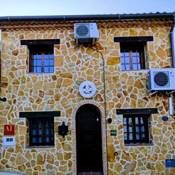 Casa RuralRut en El Tiemblo, zona de baño natural muy cercana y a solo 50 min de Madrid, hotell i El Tiemblo