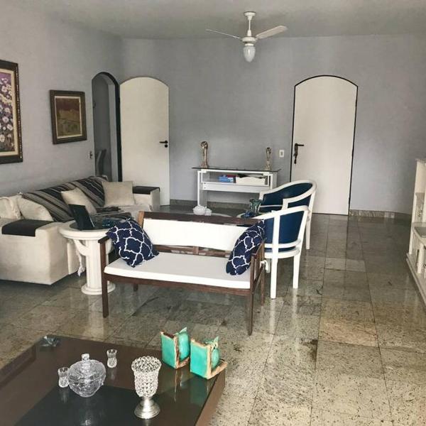 Amplo apartamento, moderno, ventilado, impecável.