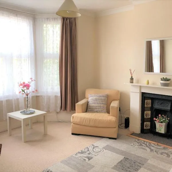 Spacious West London 2 Bedroom Apartment، فندق في لندن