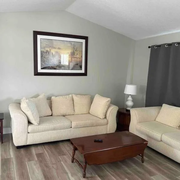 Hinton Alberta Vacation Home, готель у місті Гінтон