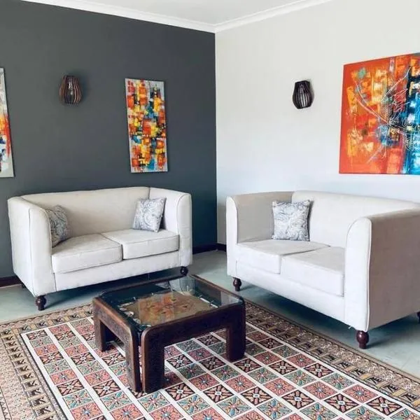 Kololo 3BR with Garden, 500m to Acacia Mall, hotel v destinaci Kampala