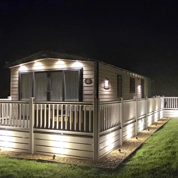 Hot Tub Lodge Cornwall - Meadow Lakes Holiday Park, hotel v destinaci St Austell