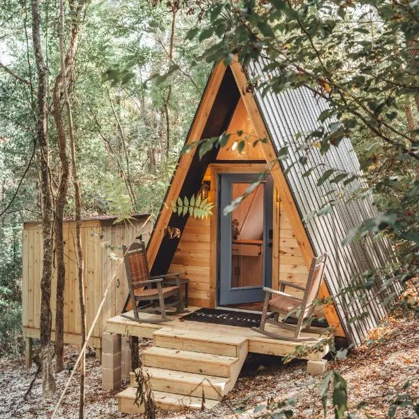 Blue Brambler Glamping A-Frame, hotel in Laurelville