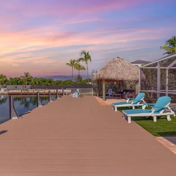 Super Snapper lux w/Heated Pool, Tiki, Dock, Lanai, hôtel à Marathon
