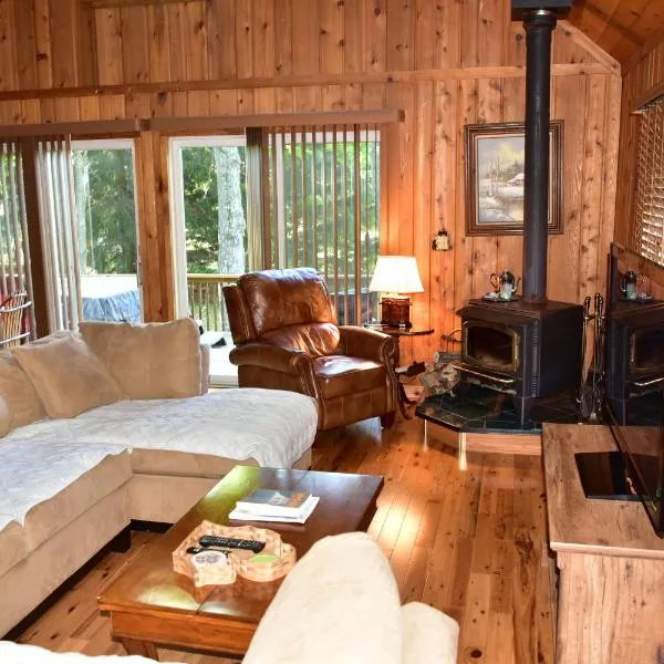 Quiet and Comfy 3bed/2bath - Chalet with hot tub., hotel v destinaci Cedar