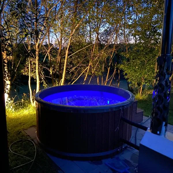 Szarejkowe Wzgórza całoroczny domek z balią na tarasie, hotel in Szarejki