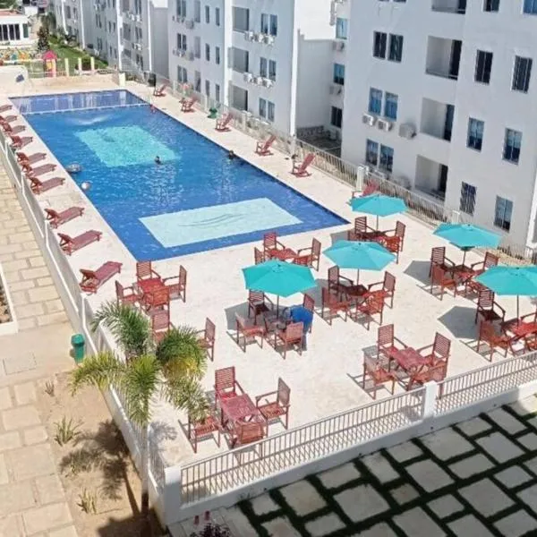 Hermoso apartamento en Coveñas con piscina, viešbutis mieste Coveñitas