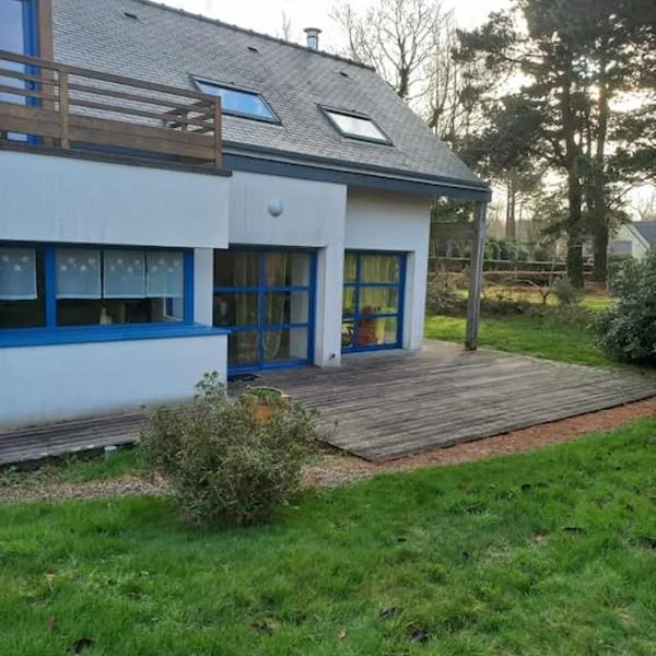 Magnifique villa de 4 chambres 140 m2 à 1,5 km de la mer – hotel w mieście Pleumeur-Bodou