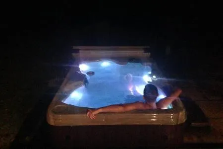 Forest Sweet Retreat Hot Tub & Wood Fired Sauna, hotel a Ucluelet
