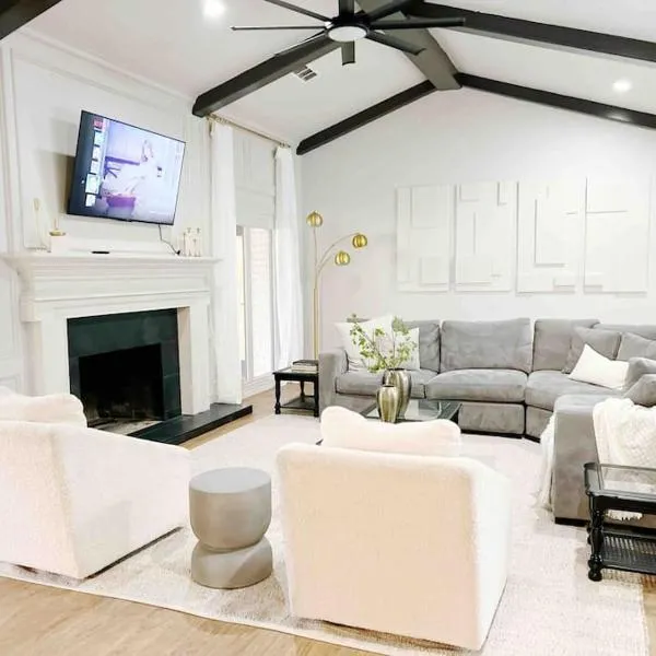 NEW Magnolia Mansion-4400sqft Hot Tub & 2 Game Rms, hotel v destinaci Lubbock