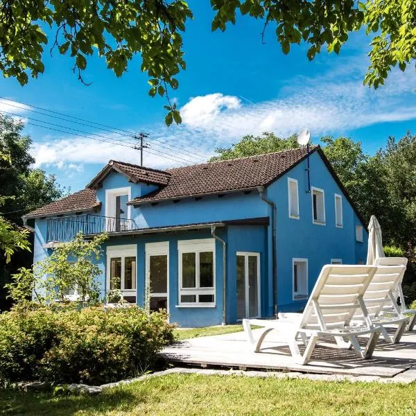 Das Blaue Haus mitten im Grünen - our Blue House surrounded by greenery, hotel in Langenaltheim