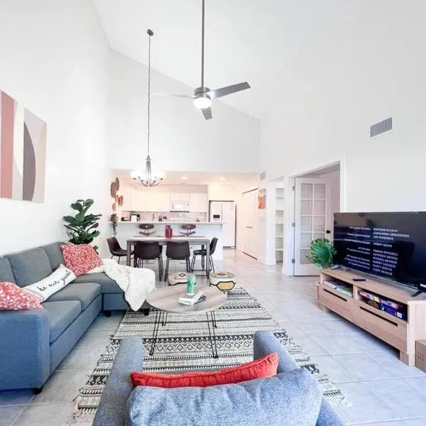 Serene Town home in Chandler with pool, hotel v destinaci Chandler
