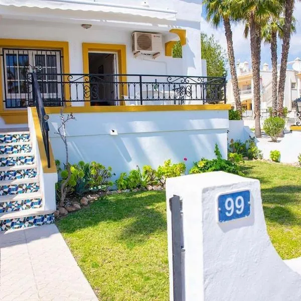 Ground Floor 2 bed Apartment with garden & communal pool, hotel in Villamartin